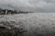 Бела токсична пена прекри една од најпознатите плажи во Индија