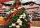 Вработените од различни индустрии ги декорираат нивните канцеларии со новогодишни елки што совршено им одговараат
