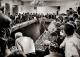 Историска фотографија: Боби Фишер игра шах со 50 противници истовремено