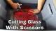 Корисник на „Јутјуб“ покажува трик за прецизно сечење стакло со ножици