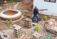 Дизајнер направил мини-реплика од Јоханесбург во неговиот двор со помош на рециклирани материјали