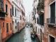 Венеција ги користи своите такси-чамци за да ги вакцинира жителите од изолираните области