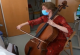 Виолончелистка им свири на тешко болни луѓе за да им ја ублажи болката