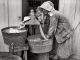 Стари фотографии ги прикажуваат првите машини за перење