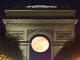 Италијански фотограф отпатувал до Париз за да направи совршена фотографија од полната месечина и Триумфалната порта